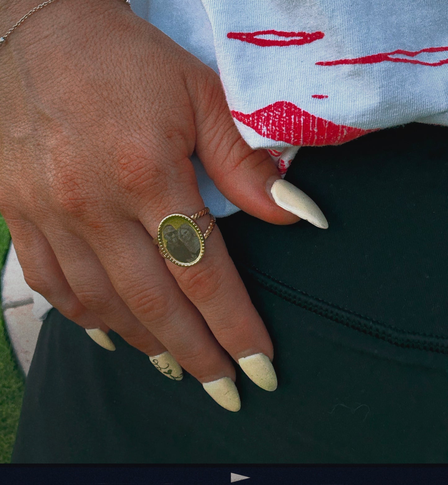 Memory adjustable photo ring